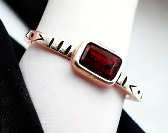 Vintage Garnet Sterling Silver .925 Etched Ring Size 6 3/4