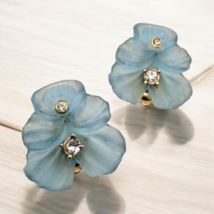 Vintage matglazen Lucite en strass bloem clip oorbellen