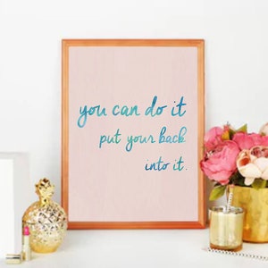 Puede incluir: Una cita inspiradora enmarcada sobre un fondo rosa con un marco dorado. La cita dice "you can do it put your back into it".