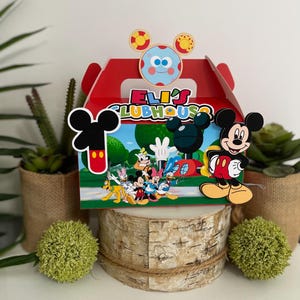 Op de afbeelding: Rode en zwarte Mickey Mouse Clubhouse party-favoren doos met een Mickey Mouse-personage aan de voorkant en de woorden "Eli's Clubhouse" aan de zijkant.