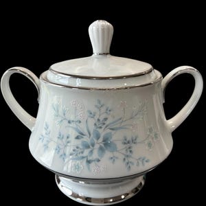 Noritake Sri Lanka Contemporary Carolyn 2693 Sugar Bowl with Lid Platinum Trimmed ( 4-7/9&quot; Tall X 3-3/8&quot; Diameter)