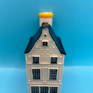 KLM Blauw Delfts miniatuurhuisje #8, gemaakt in 2003 voor KLM door BOLS Distilleries Holland, leeg.