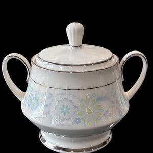 Noritake Ivory China 7163 Sugar Bowl with Lid Platinum Trimmed ( 4-7/9&quot; Tall X 3-3/8&quot; Diameter)