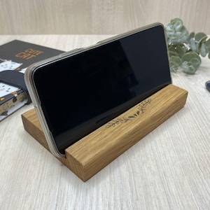 Personalisierter Handyständer aus Holz, Smartphoneständer aus Holz mit Gravur, Kompakter Handyständer aus Holz mit Gravur, Handyhalter
