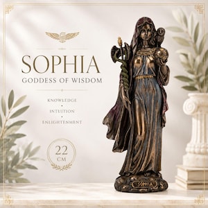 Può includere: Una statua color bronzo della dea Sophia, alta 22 cm. Indossa una veste con cappuccio, tiene un bastone con un serpente alato e porta un gufo sulla spalla. La base reca il nome Sophia e il testo recita Sophia Goddess of Wisdom, Knowledge, Intuition, Enlightenment.