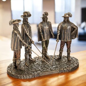 Statua dei Tre Moschettieri - Figurina dei 4 Eroi in Pietra Artificiale - Regalo di Amicizia e Onore - Decorazione da Collezione per Uomo
