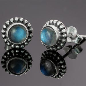 Orecchini a perno rotondi in argento sterling 925 con labradorite.