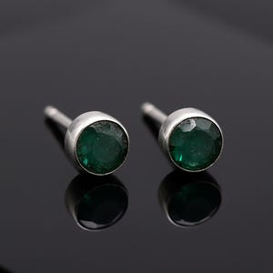 Små runda örhängen i 925 sterlingsilver med smaragd, ädelsten, present till damer