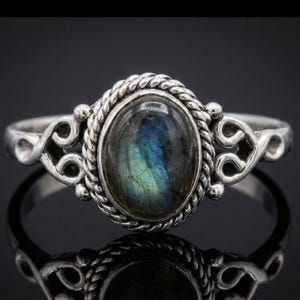 925 Sterling Silver Ladies Labradorite Oval Cabochon Gemstone Ring