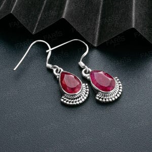 Boucles d'oreilles pendantes pendantes en argent sterling avec rubis rouge taille poire
