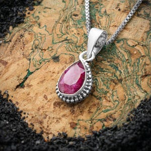 Collar con colgante de plata de ley y rubí rojo talla pera, joyería para mujer