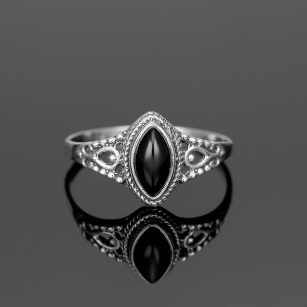 Anillo marquesa de ónix negro en plata de ley hecho a mano