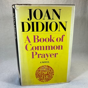 Può includere: Una copertina di libro gialla con il titolo "A Book of Common Prayer" di Joan Didion. Il libro è un romanzo.