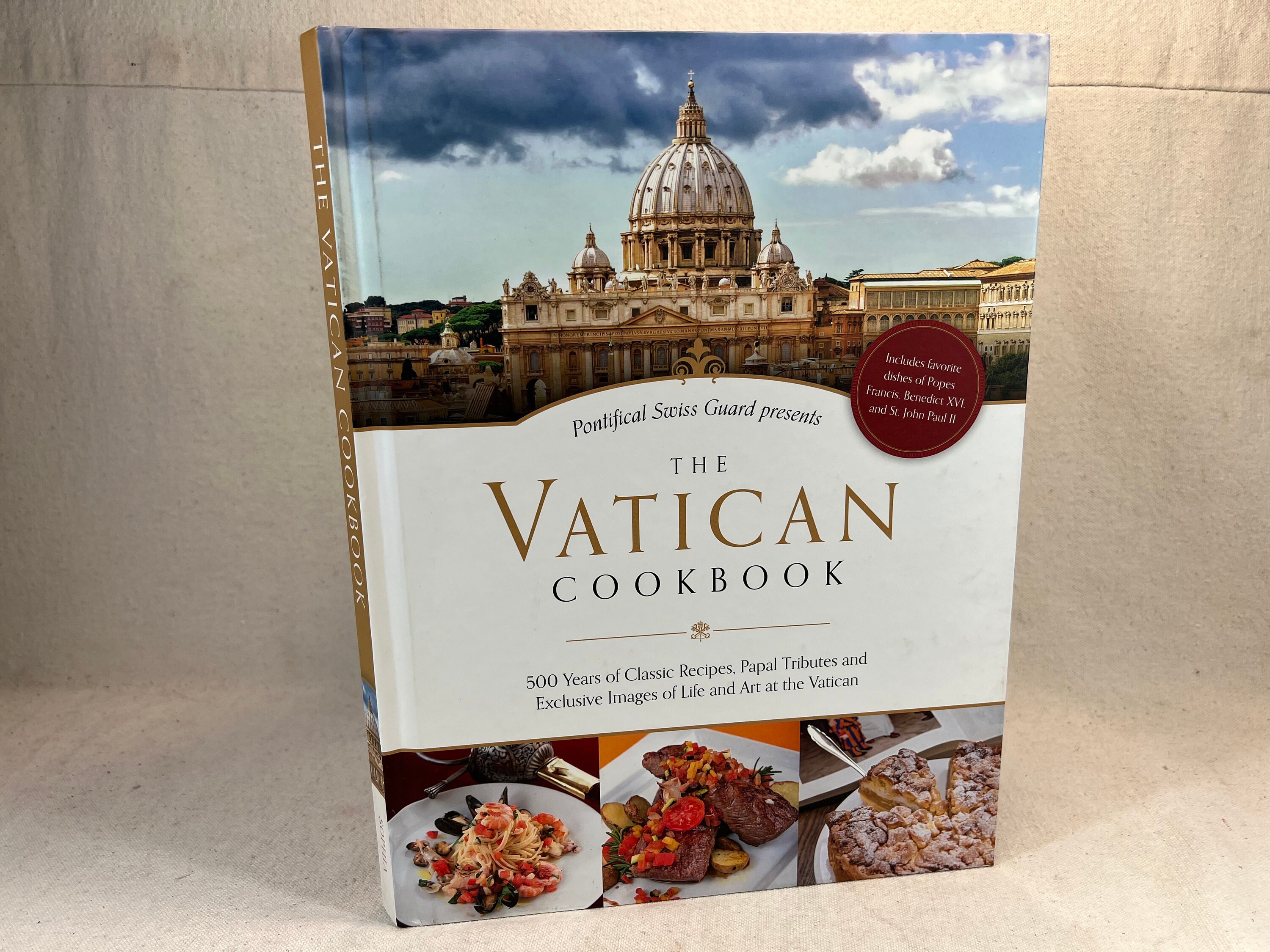 The Vatican Cookbook: 500 Years of Classic Recipes, Papal Tributes