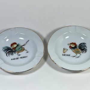 Pair of 1950s Vintage “Drink and Be Merry” Rooster Ashtrays Retro Rat Pack MCM Midcentury Bar Gold Edge