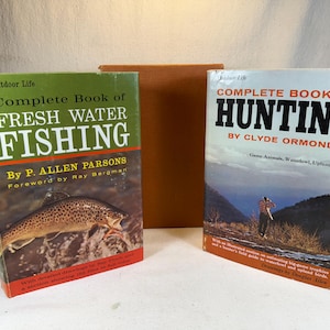 Libro completo di caccia di Clyde Ormond; Pesca in acqua dolce di P. Allen Parsons / Cofanetto con copertina rigida in 2 volumi / Vita all&#39;aria aperta 1966
