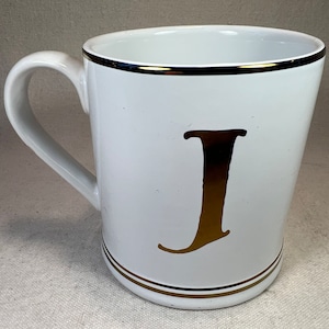 Sur la Table Taza de té y café de cerámica con monograma inicial de letra "J" dorada, rayas doradas