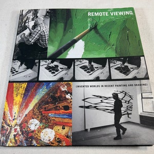 Puede incluir: Portada de libro con el título "Remote Viewing (Invented Worlds in Recent Painting and Drawing)". La portada presenta un primer plano de una pintura verde con un pincel, una pintura abstracta colorida y una foto en blanco y negro de una persona en una habitación.