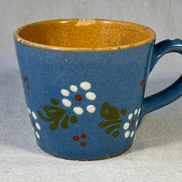 Vintage Terre de Soufflenheim handgemaakte aardewerk beker mok blauw met witte bloemen groene bladeren Poterie Friedmann Frankrijk Studio aardewerk