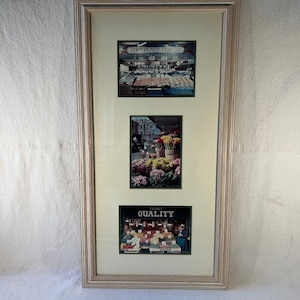 Puede incluir: Un collage enmarcado de tres fotografías que representan un mercado de pescado, un puesto de flores y un mercado de productos frescos. La foto superior muestra un letrero que dice "Pike Place Fish Co.". La foto del medio muestra un letrero que dice "Public Markets Seattle". La foto inferior muestra un letrero que dice "Fresh Quality".