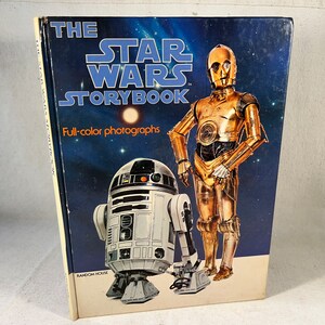 Puede incluir: Un libro de cuentos de Star Wars vintage con fotografías a todo color. La portada presenta a R2-D2 y C-3PO, personajes icónicos de la franquicia Star Wars.