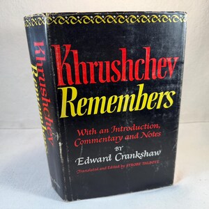 Può includere: Un libro con copertina rigida nera intitolato "Khrushchev Remembers" con testo rosso e giallo. Il libro include il nome dell'autore, Edward Crankshaw, e dettagli sul contenuto.
