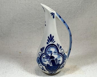 Vintage Delfts blauwe miniatuur keramische karaf of creamer Nederlandse molen en bloemdessin handbeschilderd in Nederland 4 1/2" hoog