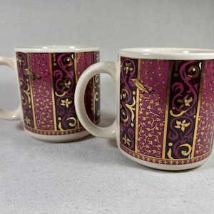 Vintage Coppia di tazze da caffè retrò 1980 Michel & Co vittoriano William Morris carta da parati floreale prugna viola oro Fleur de Lys