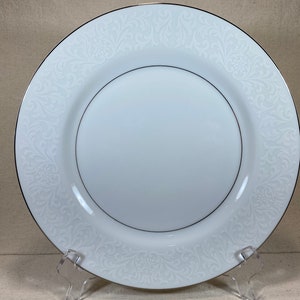 Mikasa Fine China “Bridal Veil” Dinner Plate 5559 Narumi Japan Platinum Band White Floral Pattern 10 5/8”