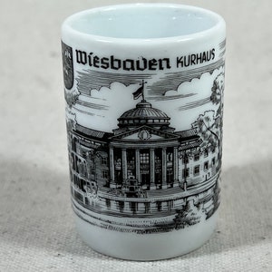 Vintage Kurhaus Wiesbaden Alemania Cerámica Shot Glass Negro sobre Blanco