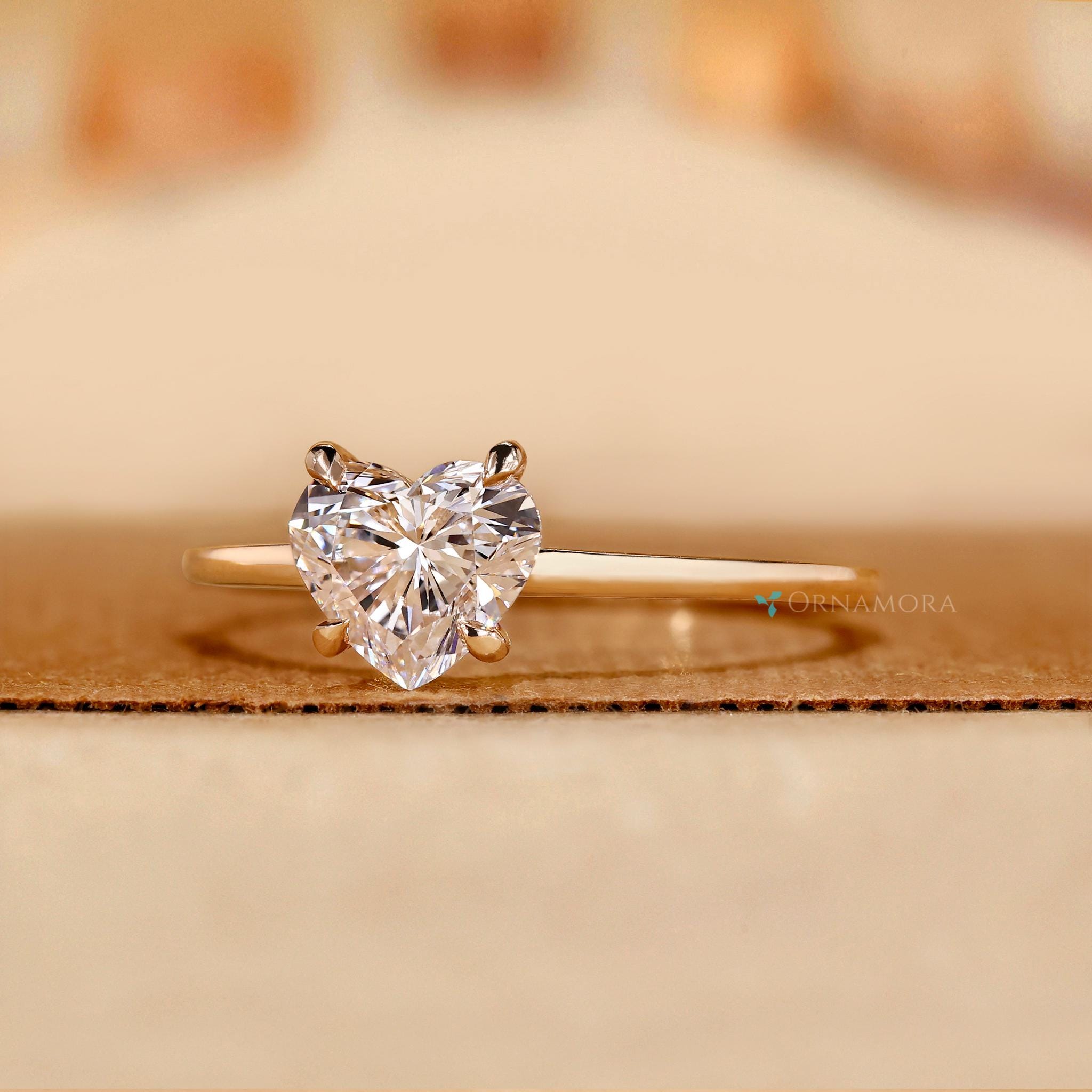 ラボグロウンダイヤモンドハートリング：ゴールドソリティア婚約指輪