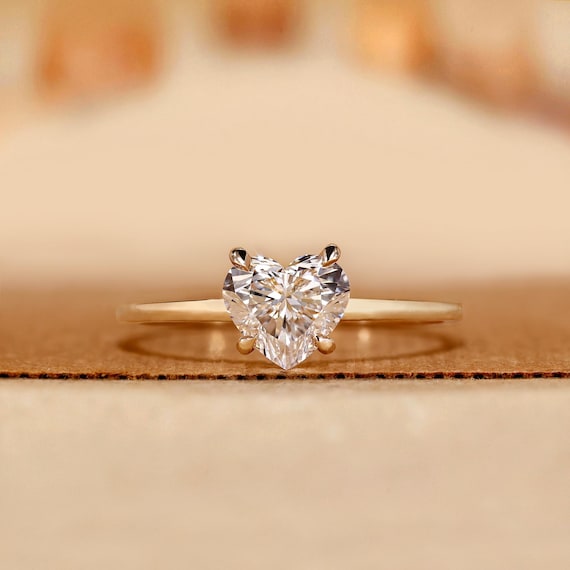 ラボグロウンダイヤモンドハートリング：ゴールドソリティア婚約指輪