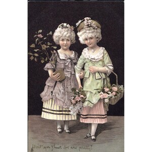 Tuck and Sons cromografiado 'Arte' Postal Dos niñas pequeñas disfrazadas y pelucas