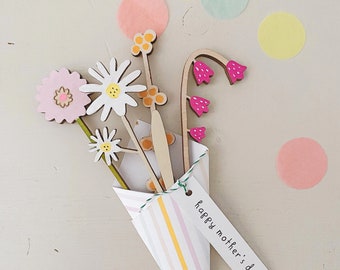 Handgeschilderd bloemencadeau. Gepersonaliseerd houten aandenkenboeket.