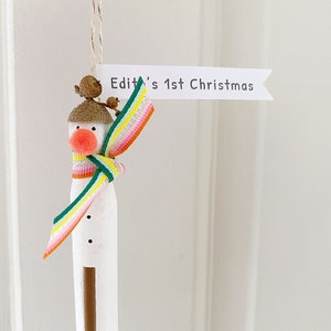 Décoration d'arbre de Noël peinte à la main de bonhomme de neige. Cadeau souvenir de poupée en bois respectueux de l'environnement.