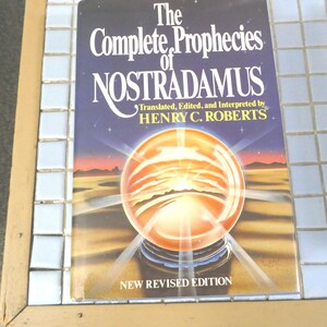 Die kompletten Prophezeiungen des Nostradamus h/c d/c erschienen 1982 neu überarbeitete Auflage übersetzt von Henry Roberts 360 Seiten hervorragender Zustand