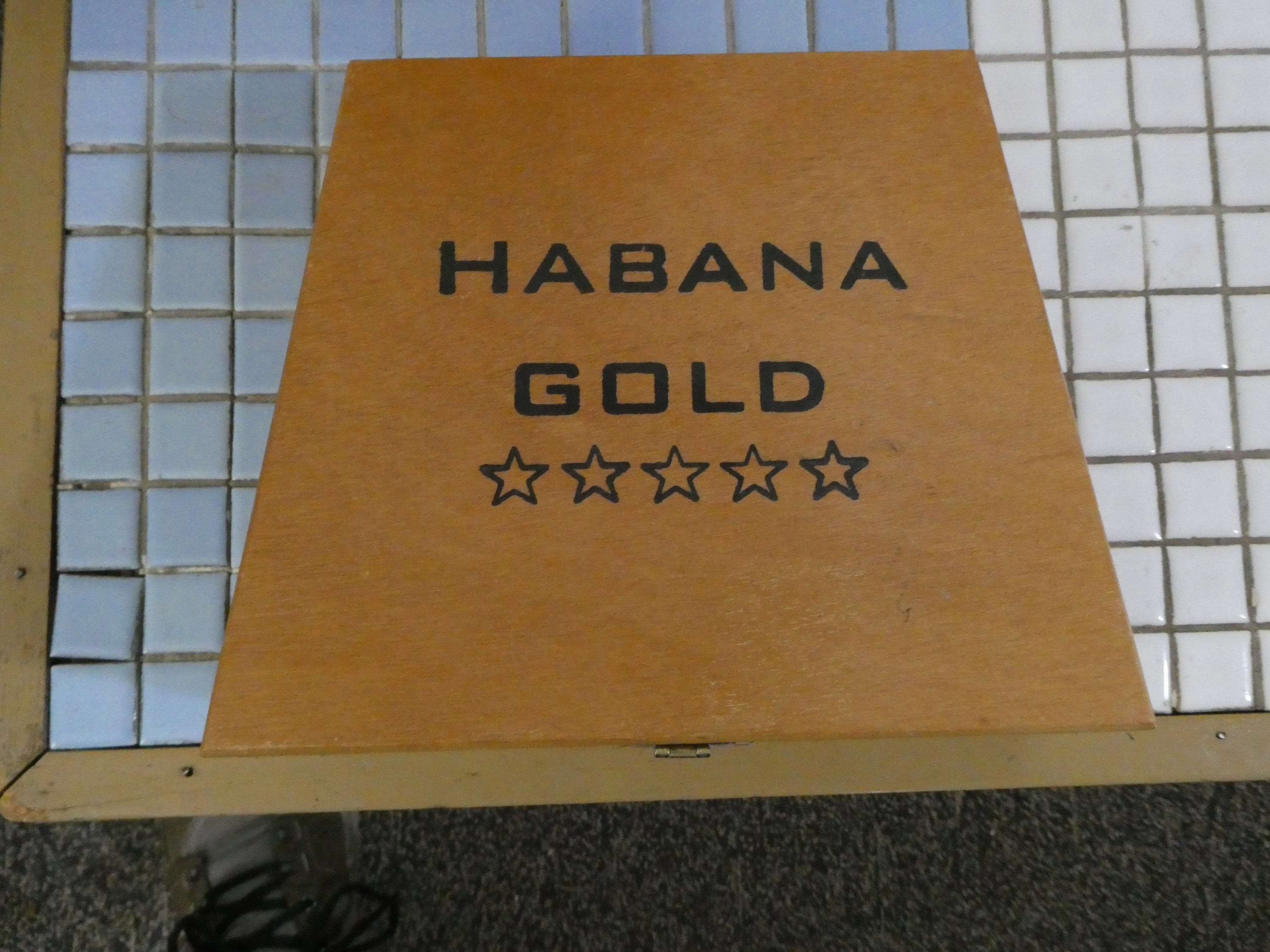 Habana Gold Empty Wood Cigar Box Brass Hinges and Closure White Label Torpedo Hand Made 25 Cigars Made Honduras 8-1/2 x 7 x 3 Inches