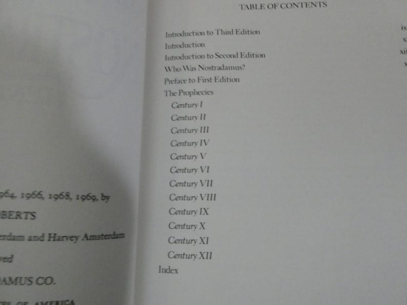 Puede incluir: P&aacute;gina de libro abierta con un &iacute;ndice. El texto incluye "Introduction to Third Edition", "The Prophecies" y "Century I" a "Century XII". El t&iacute;tulo y el autor del libro son parcialmente visibles.