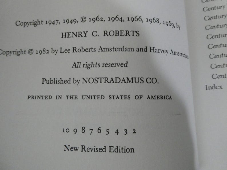 Puede incluir: Primer plano de una p&aacute;gina de libro con texto. El texto incluye informaci&oacute;n de derechos de autor de 1947 a 1982, el nombre del autor y el nombre de la editorial. Tambi&eacute;n es visible la frase "Impreso en los Estados Unidos de Am&eacute;rica".