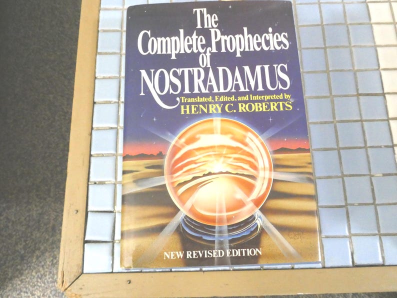 Puede incluir: Un libro titulado "The Complete Prophecies of Nostradamus" con una ilustraci&oacute;n de bola de cristal en la portada. El libro es una nueva edici&oacute;n revisada, traducida, editada e interpretada por Henry C. Roberts. La portada tiene un fondo azul oscuro.
