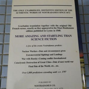 Puede incluir: Una portada de libro blanca con texto negro que detalla las predicciones de Nostradamus, incluyendo la guerra nuclear y avistamientos extraterrestres. El texto dice "M&aacute;s asombroso e impactante que la ciencia ficci&oacute;n". Publicado por Nostradamus Co.