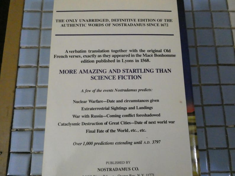 Puede incluir: Una portada de libro blanca con texto negro que detalla las predicciones de Nostradamus, incluyendo la guerra nuclear y avistamientos extraterrestres. El texto dice "M&aacute;s asombroso e impactante que la ciencia ficci&oacute;n". Publicado por Nostradamus Co.