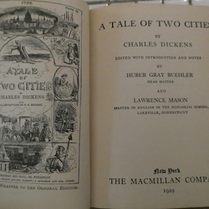 Puede incluir: Libro abierto con el título "A Tale of Two Cities" de Charles Dickens. La página izquierda presenta ilustraciones y texto, mientras que la página derecha muestra el título, autor e información del editor. Publicado en 1929 por The Macmillan Company.