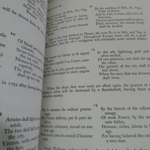 Puede incluir: Libro abierto con texto en ingl&eacute;s y franc&eacute;s. Las p&aacute;ginas est&aacute;n amarillentas y el texto es negro. El libro est&aacute; abierto en una p&aacute;gina con p&aacute;rrafos numerados. El texto es una mezcla de poes&iacute;a y prosa.