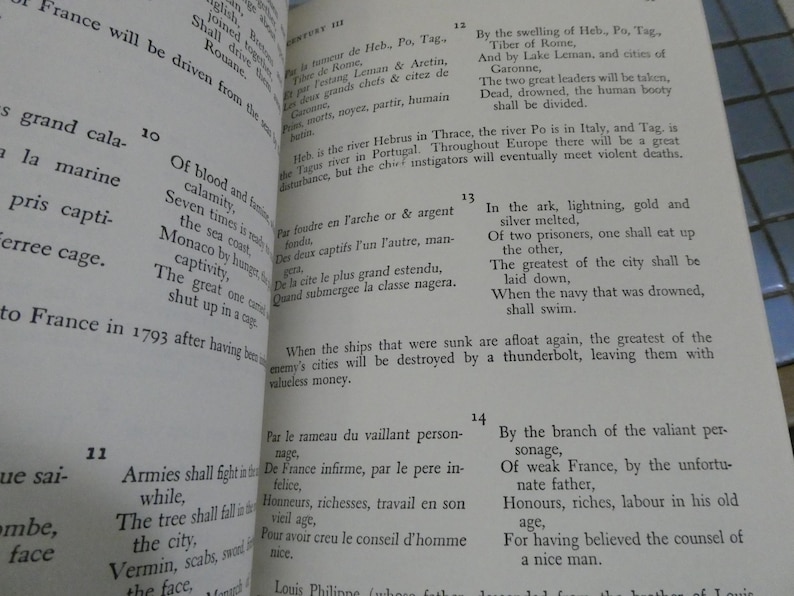 Puede incluir: Libro abierto con texto en ingl&eacute;s y franc&eacute;s. Las p&aacute;ginas est&aacute;n amarillentas y el texto es negro. El libro est&aacute; abierto en una p&aacute;gina con p&aacute;rrafos numerados. El texto es una mezcla de poes&iacute;a y prosa.