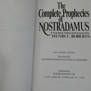 Puede incluir: Libro abierto con el t&iacute;tulo "The Complete Prophecies of Nostradamus" en fuente grande y elegante. El texto incluye el nombre del traductor, "HENRY C. ROBERTS", y detalles sobre la edici&oacute;n revisada y la editorial, NOSTRADAMUS CO.