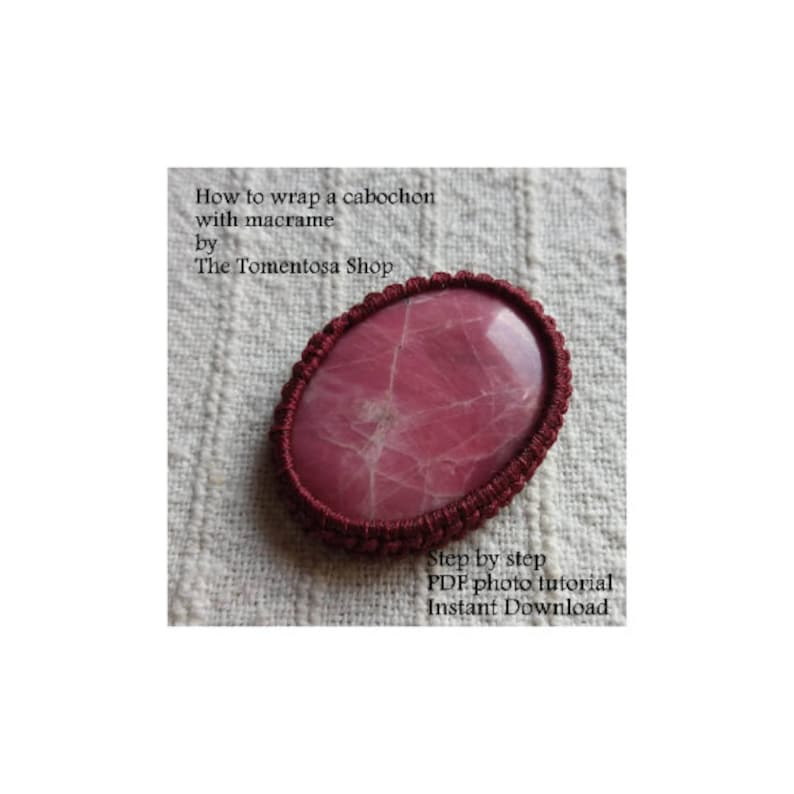 Pode incluir: Close-up de um caboch&atilde;o rosa envolto em cord&atilde;o de macram&eacute; marrom. A imagem inclui o texto "How to wrap a cabochon with macrame by The Tomentosa Shop Step by step PDF photo tutorial Instant Download".