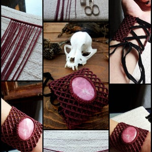 Könnte beinhalten: Eine Schritt-für-Schritt-Anleitung zum Herstellen eines burgunderfarbenen Makramee-Armbands mit einem rosafarbenen Stein. Das Armband wird mit einer Knotentechnik hergestellt und verfügt über einen rosafarbenen Stein in der Mitte. Das Bild zeigt die benötigten Materialien, den Herstellungsprozess des Armbands und das fertige Produkt.