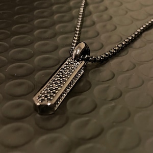 Men&#39;s Black Rhodium Pavé Diamond Vertical Bar Pendant - 26” Box Chain