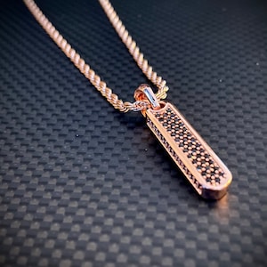 Pingente de barra vertical em ouro rosa: colar com pedras preciosas pavé pretas